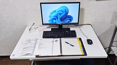 デスクは広々でノートをとるのも楽々